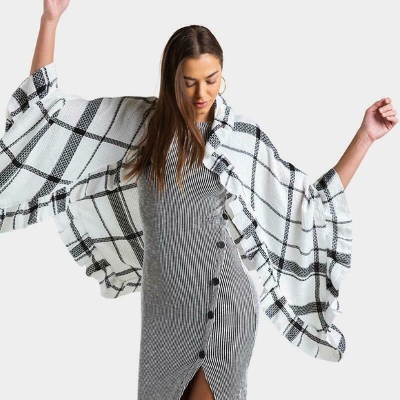 Francesca’s Women’s Plaid Open Shrug Poncho White/Black Size One Size - Picture 2 of 3